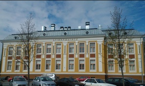 Porin tyttölyseo toimi tässä rakennuksessa 1902-1960. Arkkitehti Y. Sadeniuksen suunnittelema uusklassinen rakennus oli aikansa koulurakennusten valioyksilö. Kuva 2015 MLK