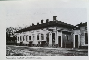 Tyttökoulun ensimmäiset opetustilat olivat postimestarinleski A. Vikmanin talossa, Konstantininkatu 9, nykyisin Gallen-Kallelankatu eli Osuuspankin talo.