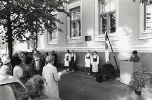 Porin tyttölyseon muistolaatta kiinnitettiin vanhan koulurakennuksen seinään Porin päivänä 1993. Kuva Heikki Tyynysniemi/Satakunnan Kansa