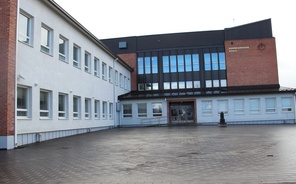 Porin tyttölyseo toimi tässä arkkitehti Väinö Vuorisen suunnittelemassa nykyisessä Kuninkaanhaan koulurakennuksessa 1960-1974. Kuva Ulla Jaakkola 2017
