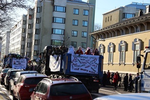 Auton taka-osan plakaattiin oli kirjoitettu entisten lukioiden opettajien lempinimiä.