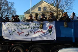 Kiertoreitti: Pohjoispuisto-Eteläpuisto. Etualalla Porin lyseon "juntit". Länsi-Porin seniorit olivat "haamuja", Porin suomalaisen yhteislyseon seniorit "gentlemanneja ja vallasnaisia" ja Porin tyttölyseon seniorit "pikkutyttöjä".