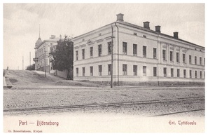 Porin tyttökoulu toimi tässä kauppaneuvoksetar Maria Grönfeldtin talossa 1885-1902, nykyisin Porin Suomalainen Klubi Svenska Klubben. Taloa kutsuttiin myös suolamakasiiniksi kellarikerroksen suolasäiliön mukaan. Kuva ladattu FacebookistaTeuvo Vehkalahden postauksesta.