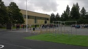 Odottelua koulun pihalla (2).