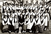 Keskikoulun päättyessä pukeuduttiin perinteellisesti juhlaviin kansallispukuihin (50-luku) Kuva MLK albumista